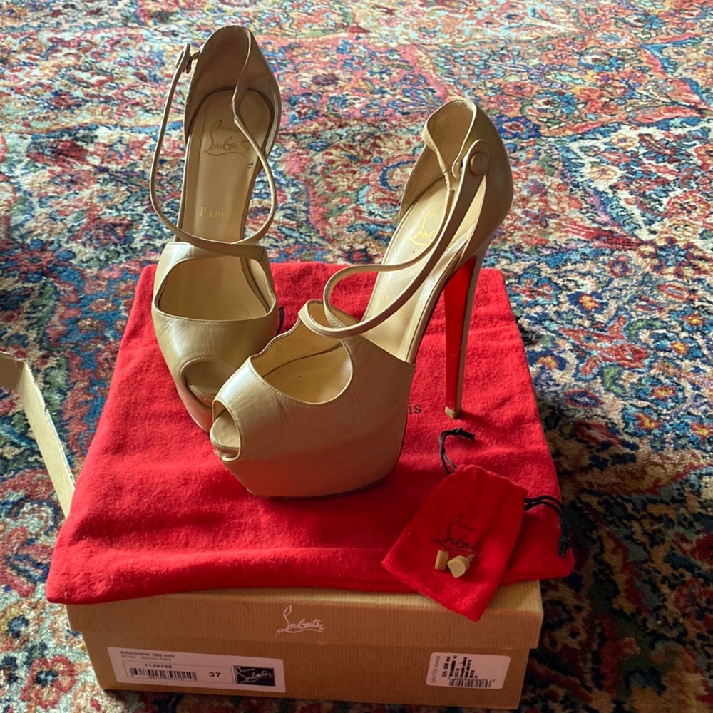 Christian Louboutin Exagona Beige EU 37
